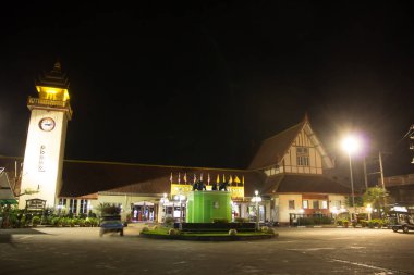 Chiangmai tren istasyonunun gece atış 