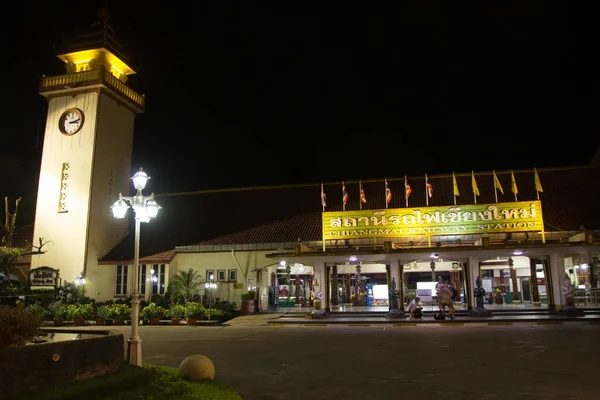 Foto notturna della stazione ferroviaria di Chiangmai — Foto Stock