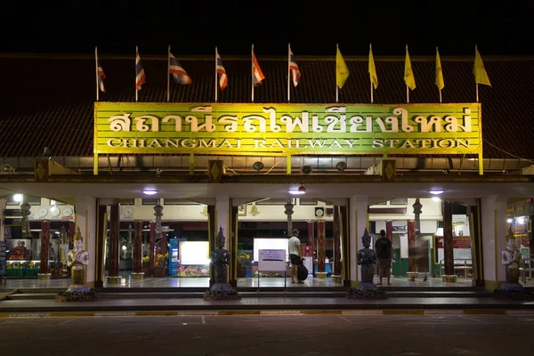 Foto nocturna de la estación de tren de Chiangmai — Foto de Stock