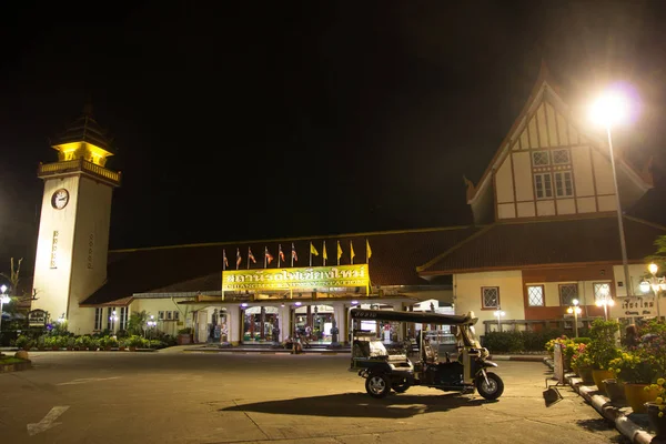 Foto noturna da estação ferroviária de Chiangmai — Fotografia de Stock