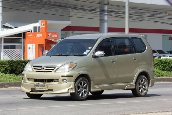 Приватному автомобілі Toyota Avanza. — стокове фото