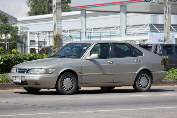 Prywatny stary samochód, Saab 900 kompaktowych samochodów luksusowych. — Zdjęcie stockowe