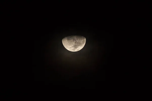 Luna în timpul nopții cu fundal de cer negru — Fotografie, imagine de stoc