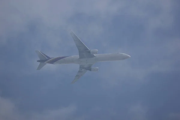 Boeing 777-300, HS-TKE TG103 de la vía aérea tailandesa . — Foto de Stock