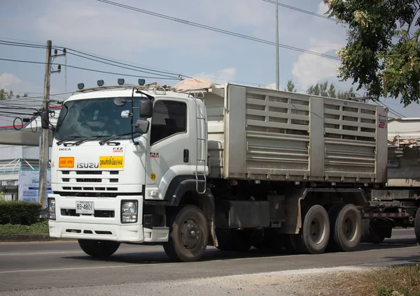 Caminhão de descarga isuzu privado . — Fotografia de Stock