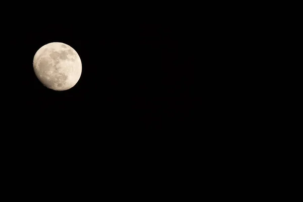 Το φεγγάρι στο χρόνο νύχτας με φόντο μαύρο ουρανό — Φωτογραφία Αρχείου