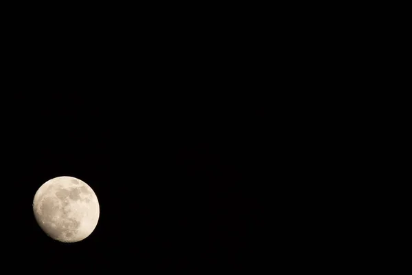 La luna nella notte con sfondo cielo nero — Foto Stock