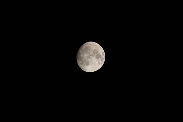 A Lua na Noite com fundo de céu negro — Fotografia de Stock