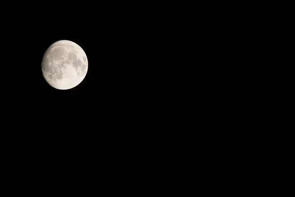 검은 하늘 배경으로 밤 시간에 달 — 스톡 사진