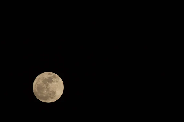 Lua cheia na noite tempo com fundo céu preto — Fotografia de Stock