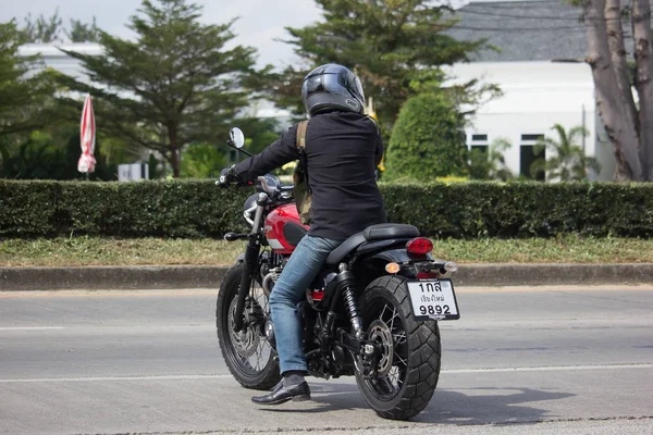 Homem Privado com Triunfo Bigbike Motocicleta . — Fotografia de Stock