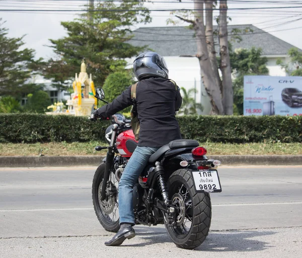 Homem Privado com Triunfo Bigbike Motocicleta . — Fotografia de Stock