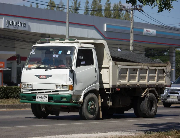 Camión volquete privado Hino de 6 ruedas . — Foto de Stock