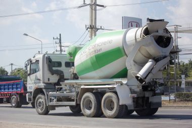 Anukul beton şirketin çimento kamyonu.