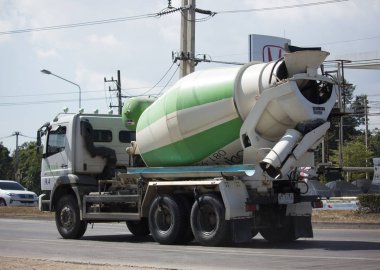 Anukul beton şirketin çimento kamyonu.