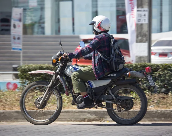 Человек со старым мотоциклом Yamaha Endulo — стоковое фото