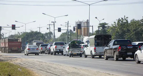 Auto en verkeer op de weg van de snelweg in de buurt van Juction. — Stockfoto