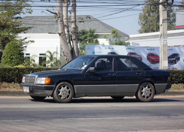 Egen gammal bil av Mercedes Benz 190e — Stockfoto