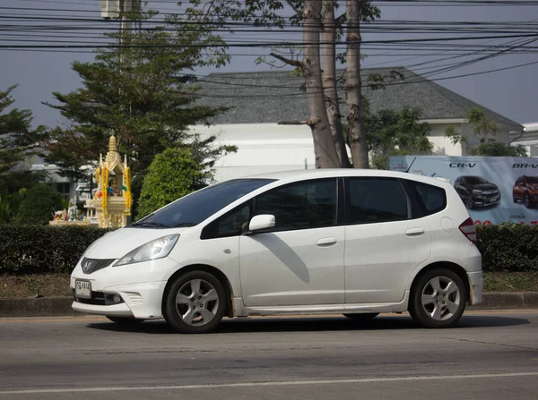 Privata city bil Honda Jazz Halvkombi. — Stockfoto