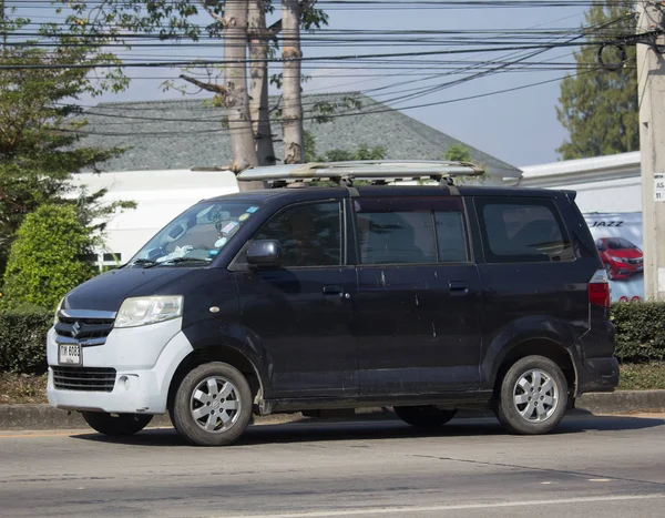 Частный автомобиль, мини-фургон Suzuki APV . — стоковое фото