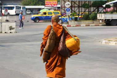 Budizm keşiş otobüs durağına yürüme