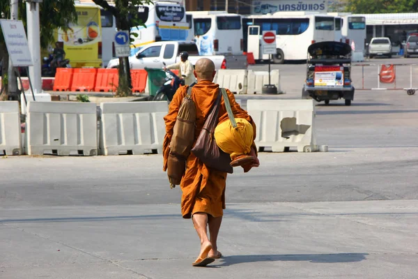 Buddhismus-Mönch läuft am Busbahnhof — Stockfoto