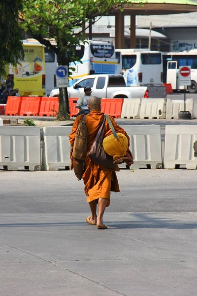 Buddhismus-Mönch läuft am Busbahnhof — Stockfoto