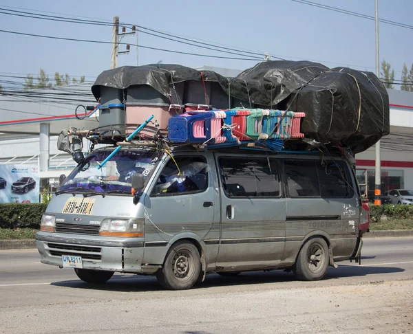 Sobrecarga en Toyota Commuter Van . — Foto de Stock