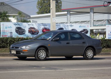 Özel eski araba Mazda 323 