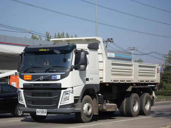 Рядовой грузовик Volvo Dump Truck — стоковое фото