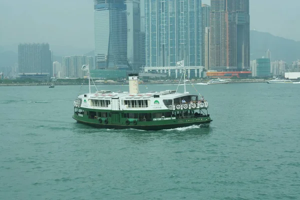 香港维多利亚港的渡轮 — 图库照片
