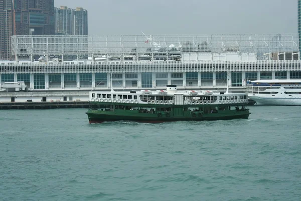 Fährschiff im Viktoria-Hafen von Hongkong — Stockfoto