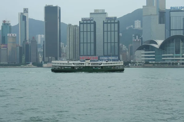 Fährschiff im Viktoria-Hafen von Hongkong — Stockfoto