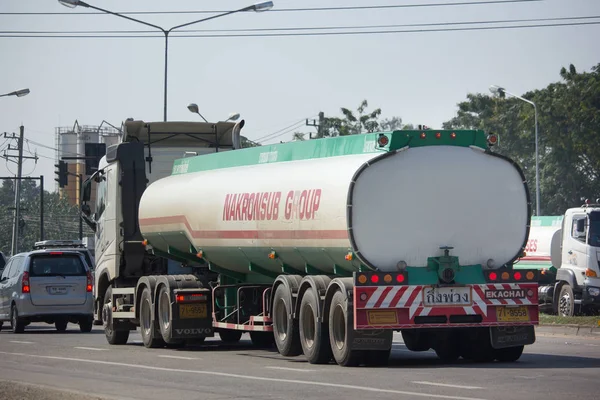 Олія вантажівка Nakhon Sab транспортної компанії. — стокове фото