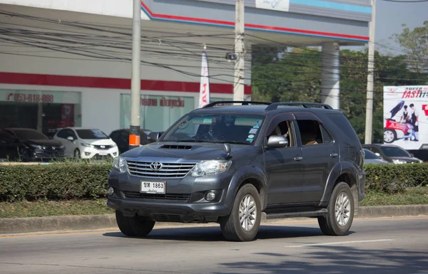 Voiture privée Toyota Fortuner Suv . — Photo