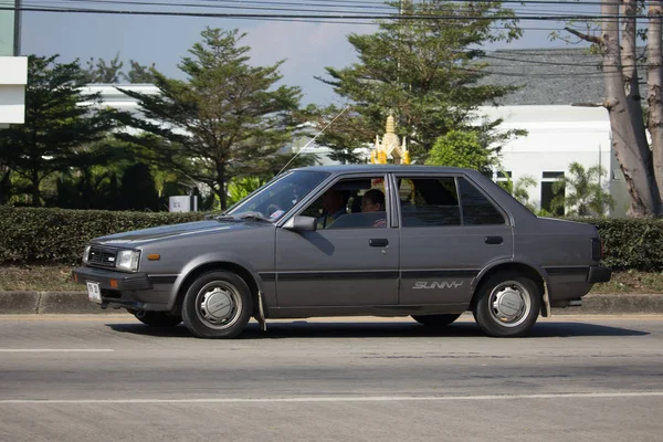 Privato vecchia auto Nissan Sunny — Foto Stock