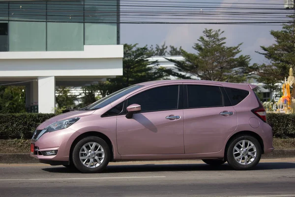 新しいエコ車日産ノート. — ストック写真