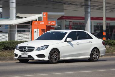  lüks araba beyaz Mercedes Benz E300