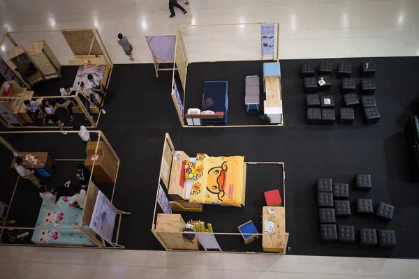 Thèse de conception de meubles dans la zone de promotion au Festival central Chi — Photo