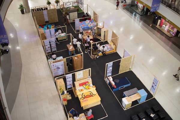 Thèse de conception de meubles dans la zone de promotion au Festival central Chi — Photo