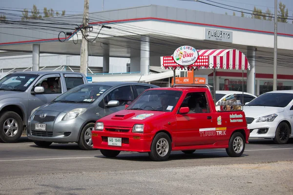Tienda de helados de coco en Daihatsu Mira Mini Truck . — Foto de Stock