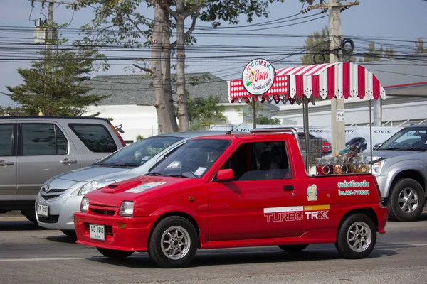 Кокосовый мороженое магазин на Daihatsu Mira Mini Truck . — стоковое фото