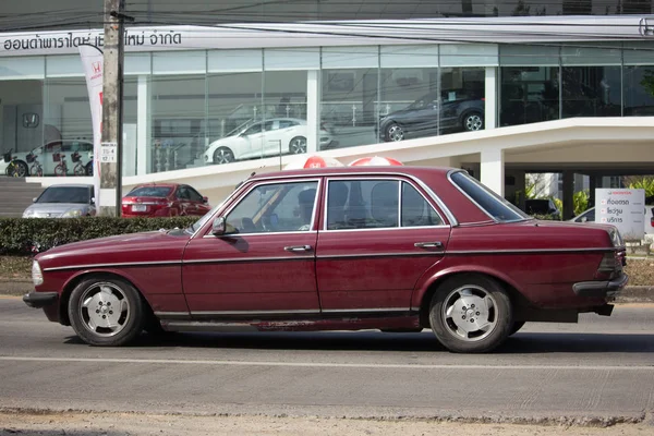 A Mercedes-Benz 230e régi személyautó — Stock Fotó