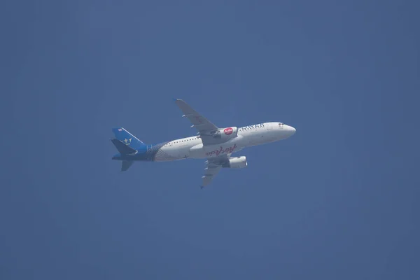 Airbus A320-200 тайской авиакомпании Airasia . — стоковое фото
