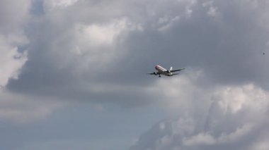 Chiangmai, Tayland - 17 Haziran 2015: Airbus A320-200 iken, Çin Doğu havayolu Chiangmai Havaalanı'na gelen shanghai. 