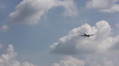 Chiangmai, Tayland - 17 Haziran 2015: Hs-Teq Airbus A330-300 Thaiairway. Bangkok Suvarnabhumi üzerinden Chiangmai Havaalanı'na iniş. 