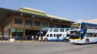 Chiangmai, Tayland - 28 Şubat 2015: Nakhonchai tur şirketi otobüs. Rota Nakhon ratchasima ve Chiangmai. Görüntüleri Chiangmai otobüs istasyonu, Tayland. 