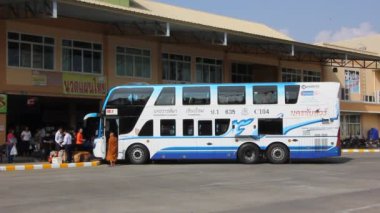 Chiangmai, Tayland - 28 Şubat 2015: Nakhonchai tur şirketi otobüs. Rota Nakhon ratchasima ve Chiangmai. Görüntüleri Chiangmai otobüs istasyonu, Tayland. 