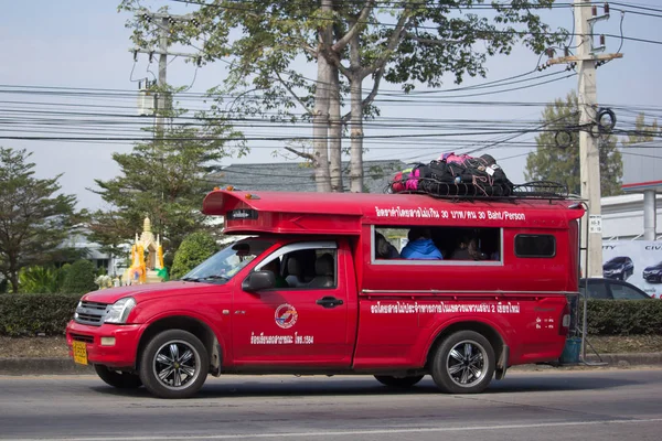 Красное такси Чианг Май. Служба в городе и вокруг — стоковое фото