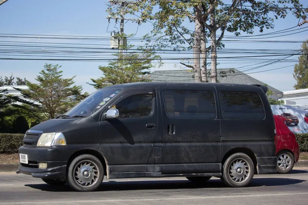 Privater alter toyota granvia van car. — Stockfoto